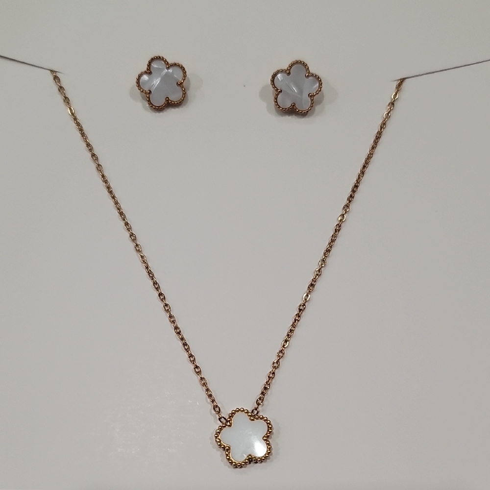 Double- Sided Gold and White Flower Necklace Set